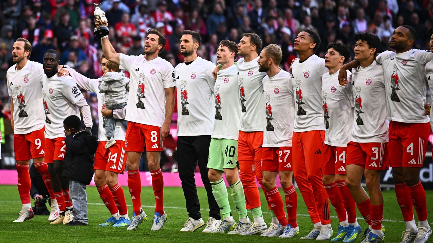 Die Bayern-Profis feiern den Titel auf dem Rasen. Foto: Tom Weller/dpa