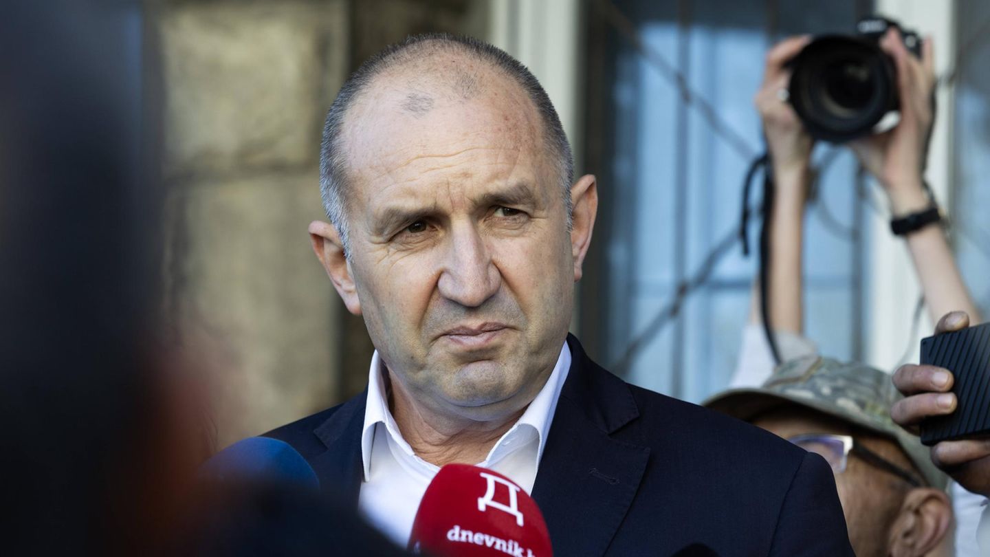 Parlamentswahl: Wahl in Bulgarien: Ex-Staatschef Radew laut Prognosen vorn