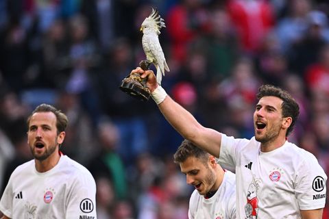 Leon Goretzka zeigt den Kakadu. Foto: Tom Weller/dpa
