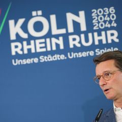 Ministerpräsident Hendrik Wüst freut sich über die ersten Ergebnisse des Olympia-Votums. Foto: Christoph Reichwein/dpa