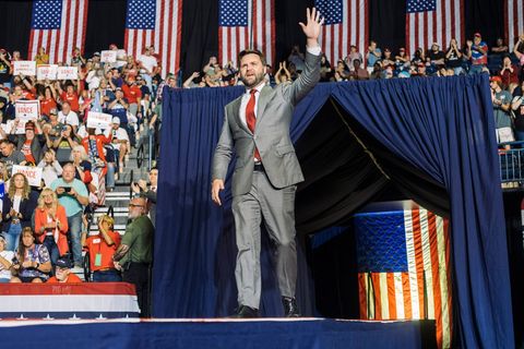 Der Mann hinter Trump: Am 17. September 2022 lässt sich J.D. Vance, der damalige republikanische Kandidat für den US-Senat, bei einer Wahlkampfveranstaltung in Youngstown, Ohio, feiern.