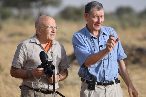 Oscar-Preisträger Volker Schlöndorff (links) lässt sich von dem mit dem alternativen Nobelpreis ausgezeichneten Agrarwissenschaftler Tony Rinaudo seine revolutionäre Technik erklären.