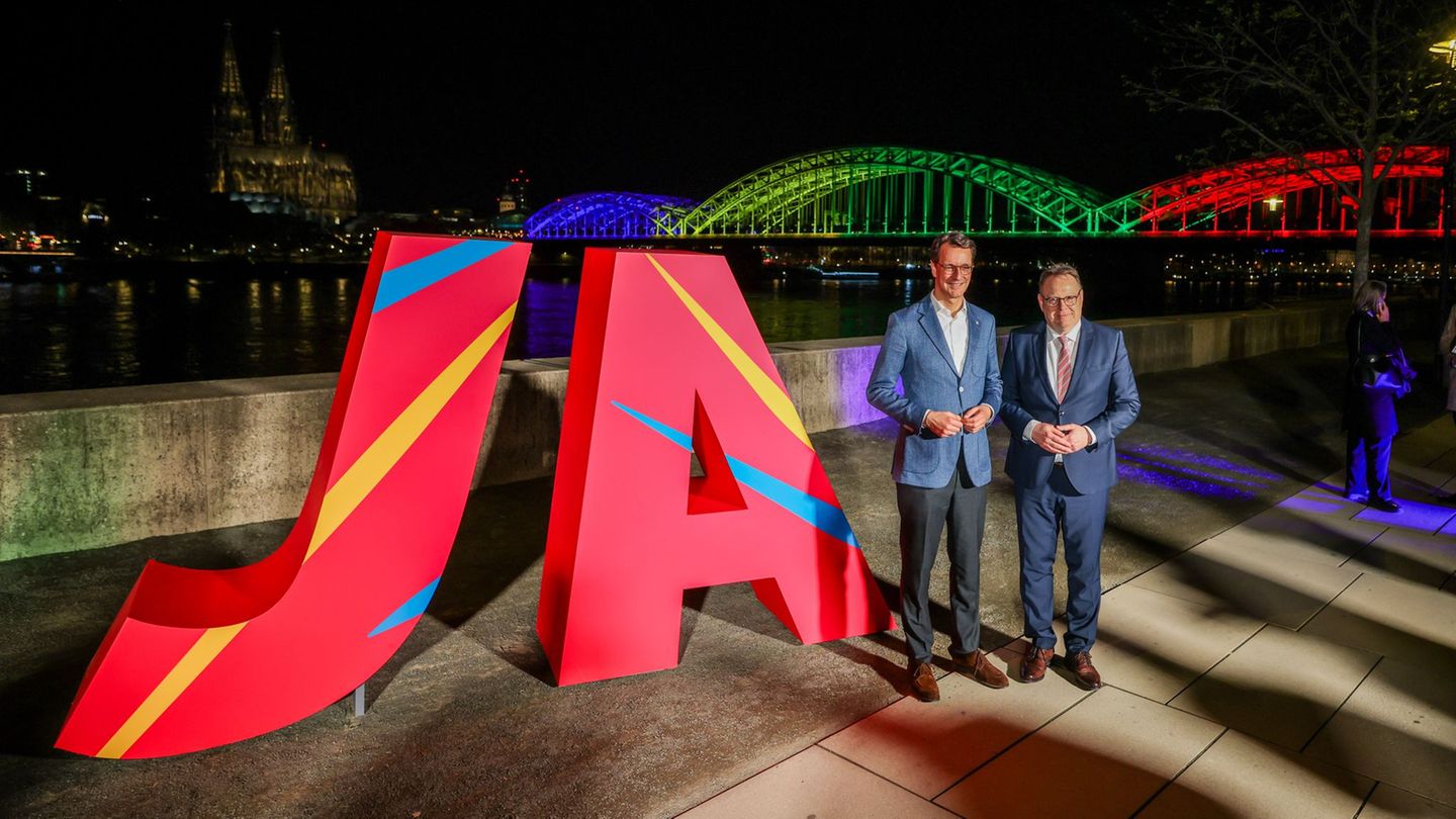 Hendrik Wüst und Kölns Oberbürgermeister freuen sich über die Zustimmung bei der Olympia-Abstimmung. Foto: Christoph Reichwein/d
