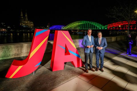 Hendrik Wüst und Kölns Oberbürgermeister freuen sich über die Zustimmung bei der Olympia-Abstimmung. Foto: Christoph Reichwein/d