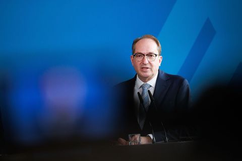 Bundesinnenminister Alexander Dobrindt (CSU) sagt, für Minister und den Bundeskanzler werde es keine Erhöhung geben. Foto: Carst