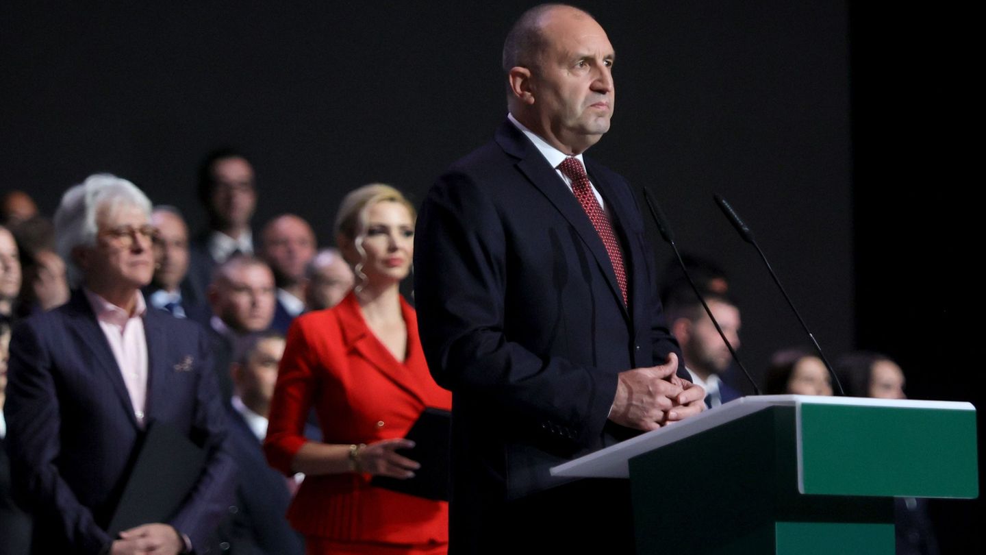 Neuwahl in Bulgarien: Hochrechnungen: Ex-Staatschef Radew in Bulgarien klar vorn