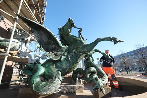 Der Mendebrunnen auf dem Augustusplatz in Leipzig. Dresden und Leipzig lassen ihre Fontänen trotz Spardrucks sprudeln. (Archivbi