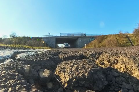 Kommunen sehen nach dem Winter zwar vermehrt Schlaglöcher auf Straßen - nicht aber auf Brücken. (Archivbild) Foto: Simon Kremer/