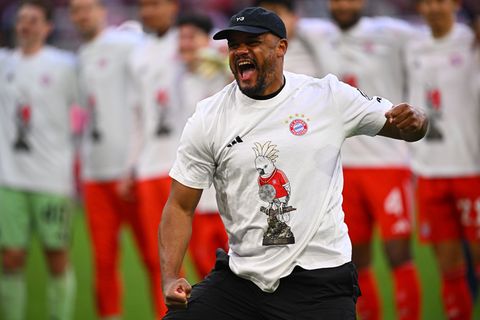 Vincent Kompany geht nach der gewonnenen Meisterschaft aus sich heraus. Foto: Tom Weller/dpa