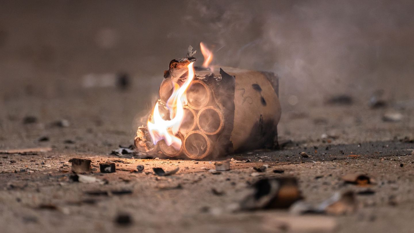 Polizei ermittelt: Feuerwerkskörper explodiert: Zwei Kinder schwer verletzt