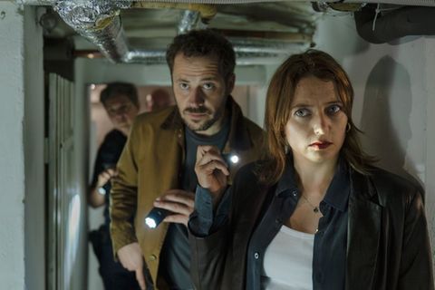 "Im Grunde Mord - Blutsbande": Leon Schäfer (Jakob Benkhofer, h.) und Paula Schäfer (Hanna Plaß, v.) durchsuchen die Dachdecke