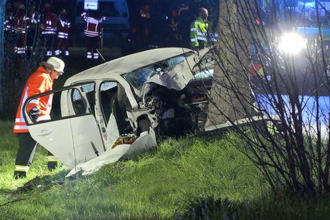 Ein 16-Jähriger ist bei einem Unfall ums Leben bekommen - vier weitere Menschen wurden schwer und lebensgefährlich verletzt. Fot