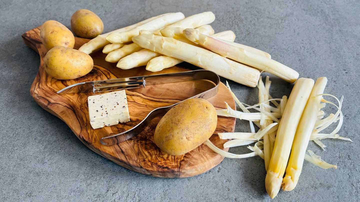 Spargel, Kartoffel, Butter, Spargelschäler auf einem Brettchen