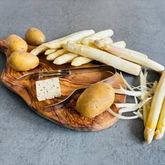 Spargel, Kartoffel, Butter, Spargelschäler auf einem Brettchen