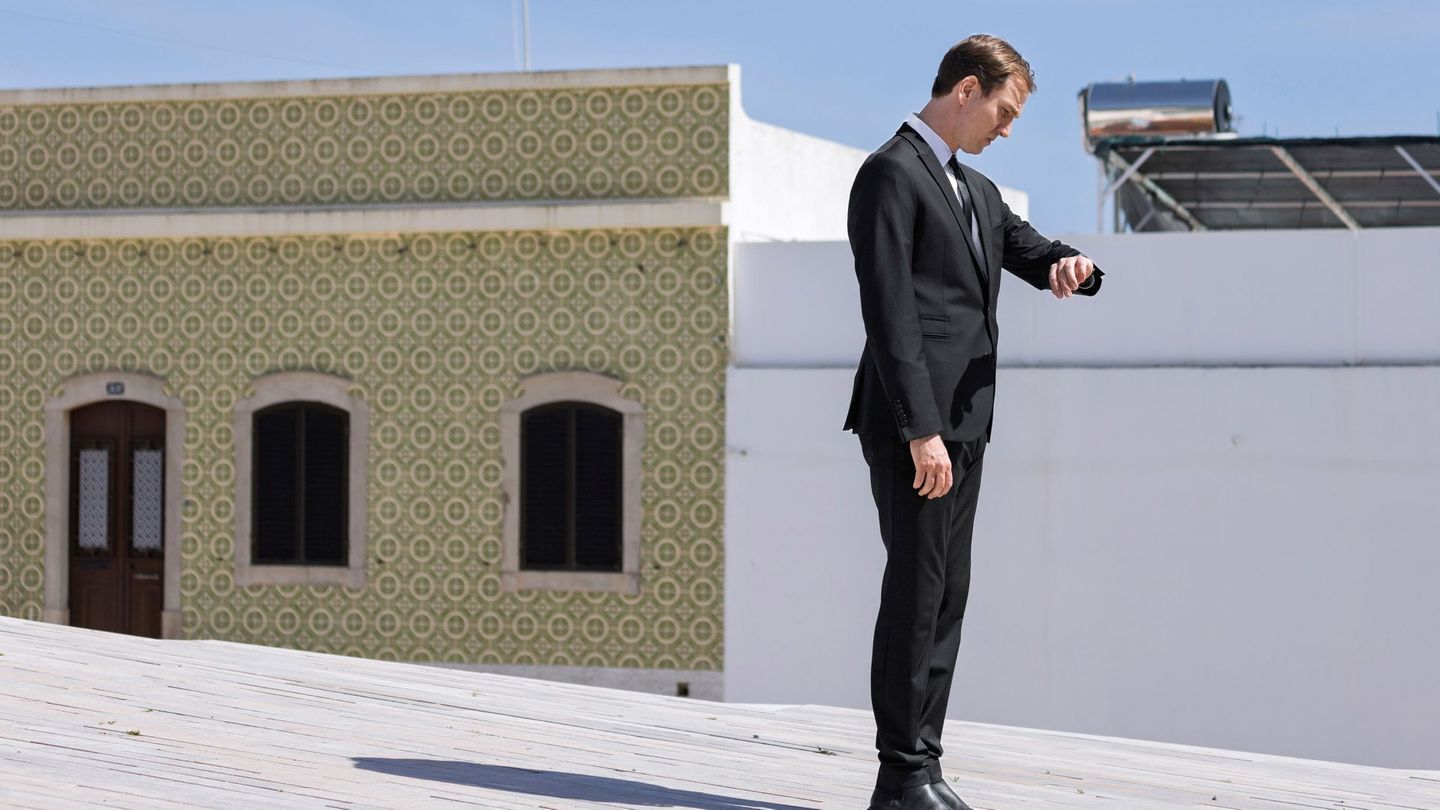 Oh, ist das Jahr schon vorbei? Kommissar Leander Lost (Jan Krauter) würde seine Zeit in Fuseta gerne verlängern, doch das sieht das Europol-Austauschprogramm eigentlich nicht vor.