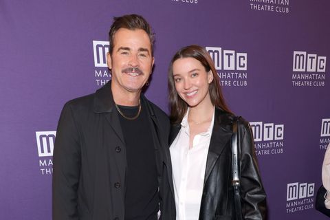Justin Theroux und Nicole Brydon Bloom vor einer violetten Werbewand