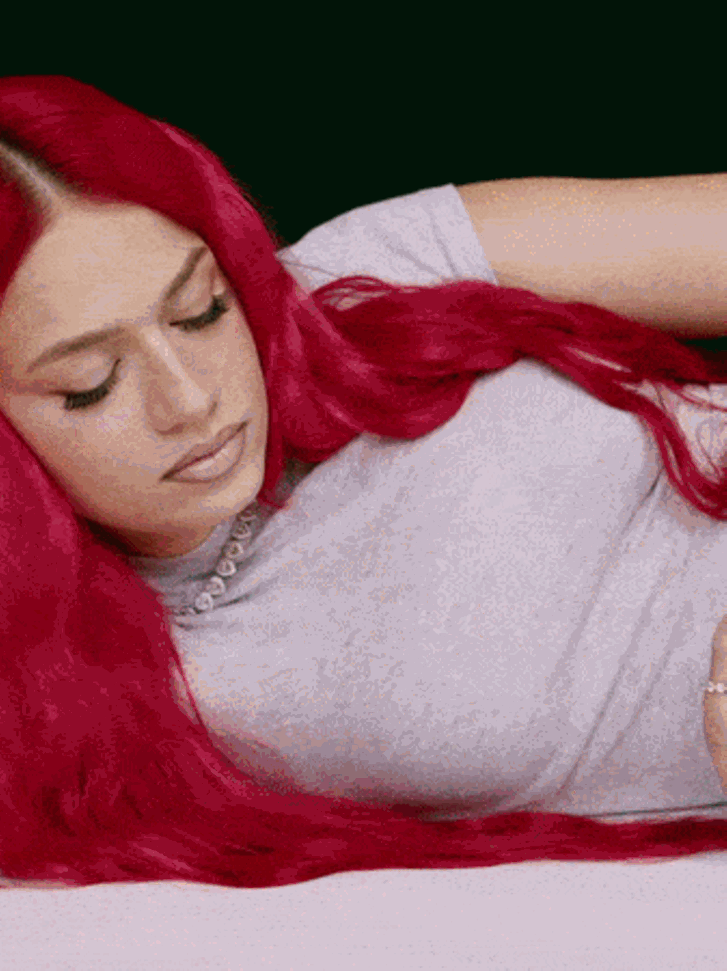 Badmomzjay liegt auf dem Boden