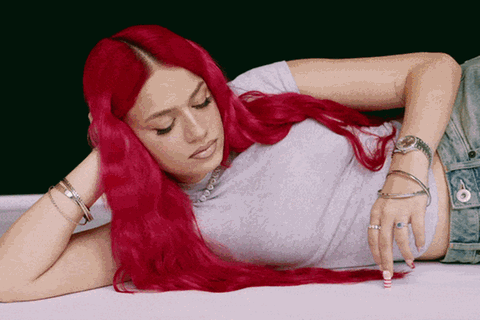 Badmomzjay liegt auf dem Boden