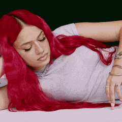 Badmomzjay liegt auf dem Boden