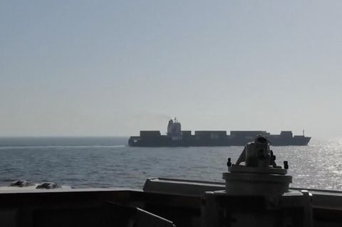 US-Zerstörer filmt, wie er auf Iran-Frachter schießt