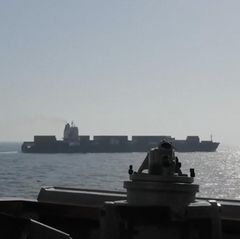 US-Zerstörer filmt, wie er auf Iran-Frachter schießt
