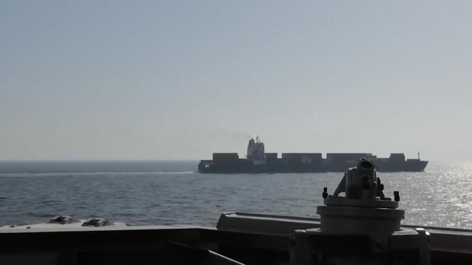 US-Zerstörer filmt, wie er auf Iran-Frachter schießt