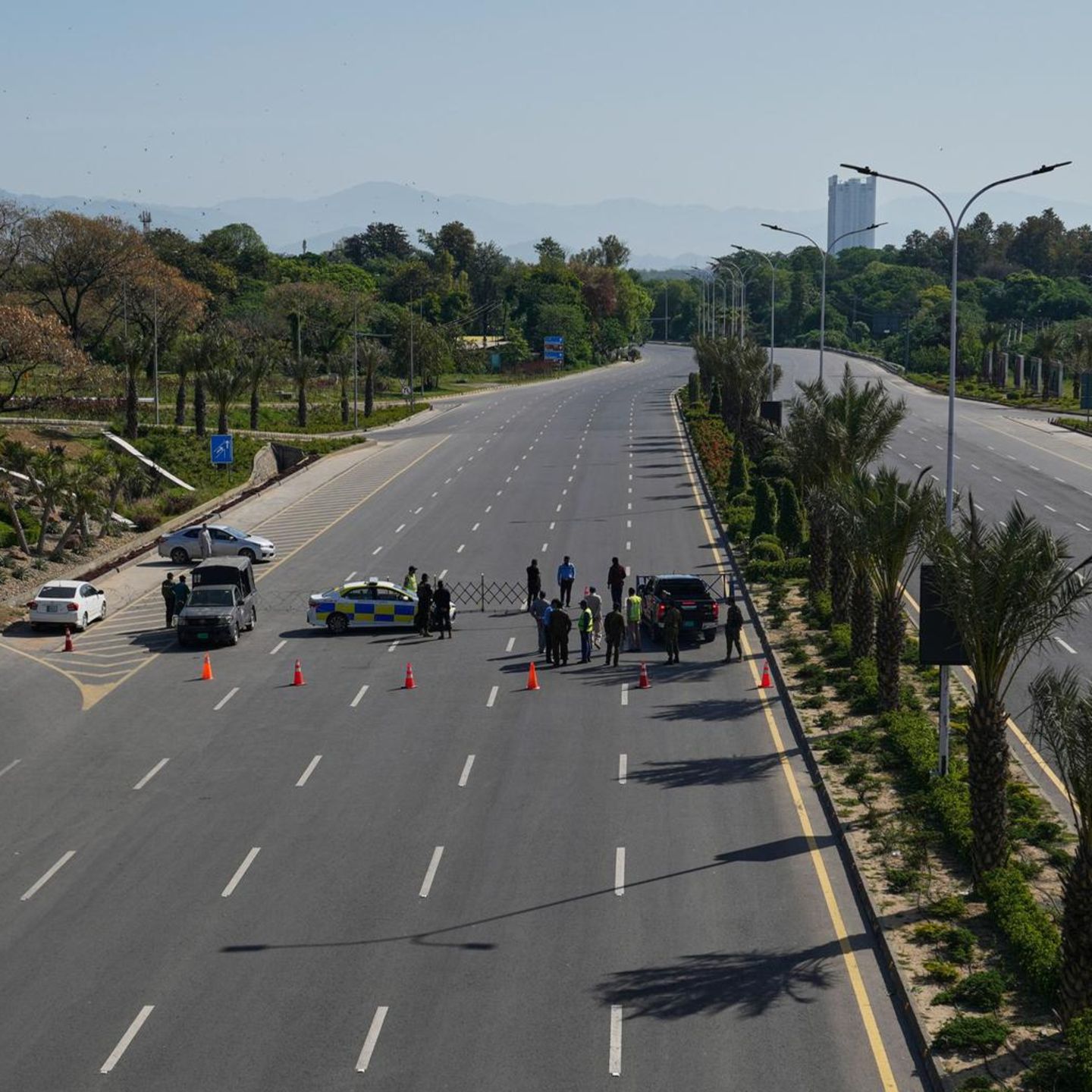 Islamabad, Pakistan. Polizeibeamte stehen an einem Kontrollpunkt auf einer verbarrikadierten Straße Wache. Sperren wie diese sollen die Sicherheit vor der zweiten Verhandlungsrunde zwischen den USA und dem Iran gewährleisten.