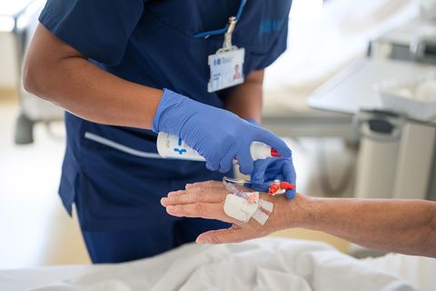 Gesundheitssystem und Pflege sind besonders auf ausländische Fachkräfte angewiesen. (Symbolbild) Foto: Oliver Dietze/dpa