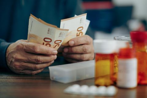 Forsa Gesundheitsreform Hände mit Geldscheinen und Medikamenten