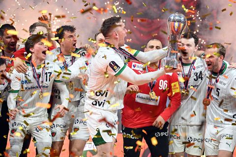 Lasse Andersson stemmt den Pokal in die Luft Foto: Federico Gambarini/dpa