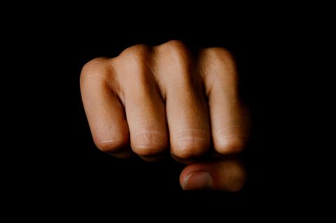 Eine Faust vor schwarzem Hintergrund