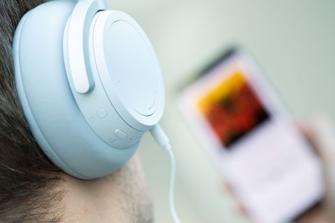 Musik-Streamingdienste werden zunehmend von KI-Songs geflutet. (Symbolbild) Foto: Franziska Gabbert/dpa-tmn/dpa