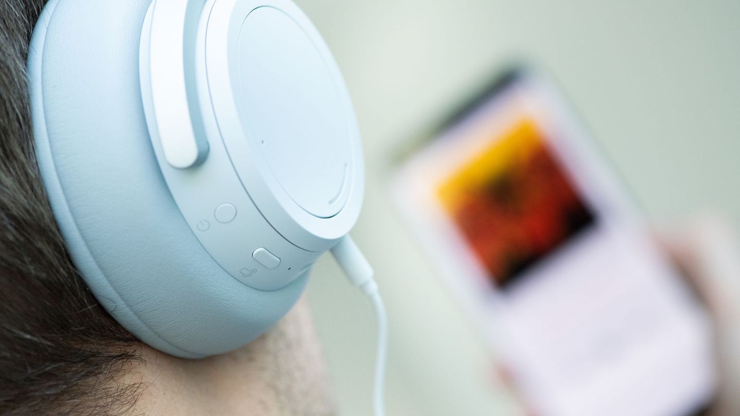 Musik-Streamingdienste werden zunehmend von KI-Songs geflutet. (Symbolbild) Foto: Franziska Gabbert/dpa-tmn/dpa