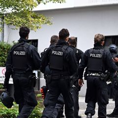 Polizisten am Tatort in Essen (Archivbild)