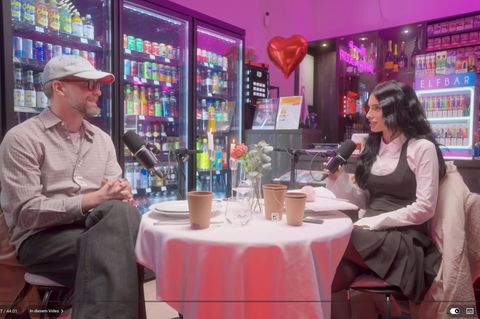 Sara Arslan und Mark Forster sitzen sich an einem im Spätkauf aufgestellten Tisch gegenüber