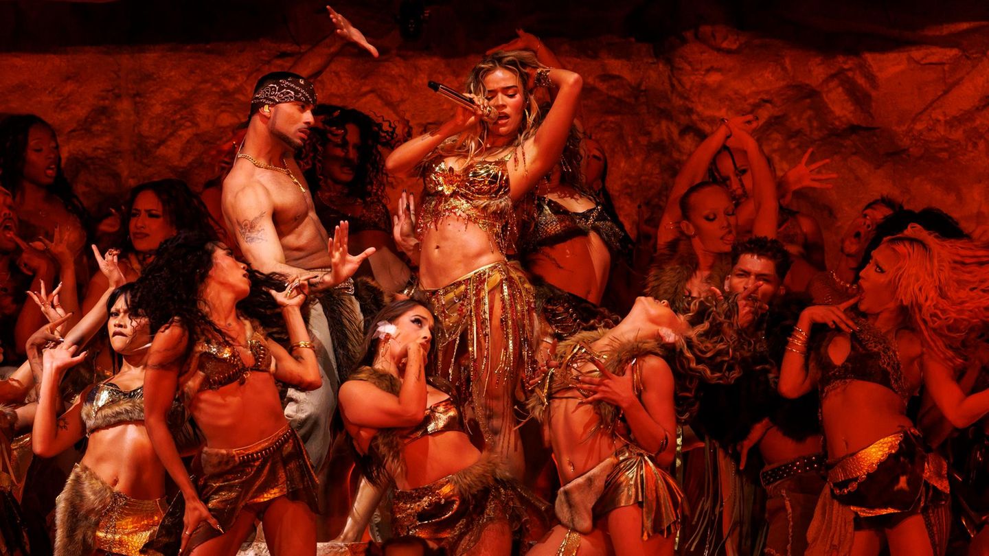 Coachella 2026: Karol G auf der Bühne umgeben von Tänzern