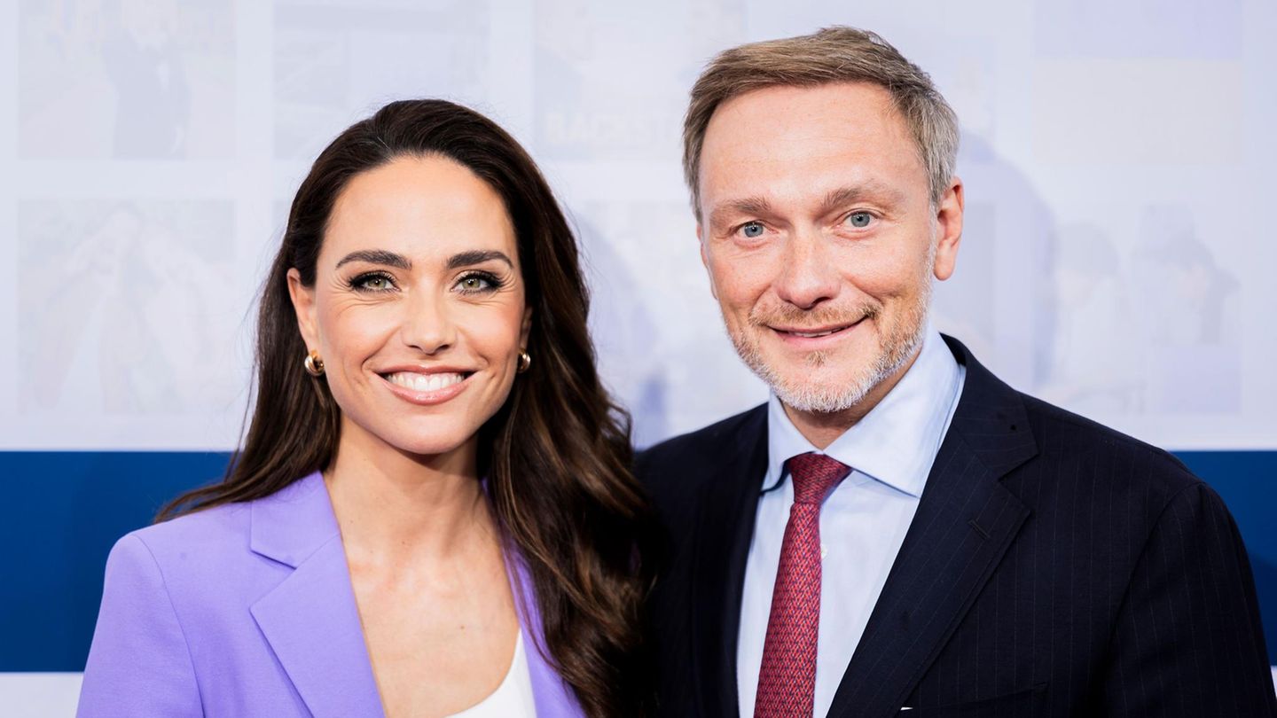 Franca Lehfeldt und Christian Lindner lächeln bei einem Event in die Kamera