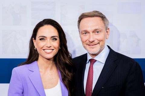 Franca Lehfeldt und Christian Lindner lächeln bei einem Event in die Kamera