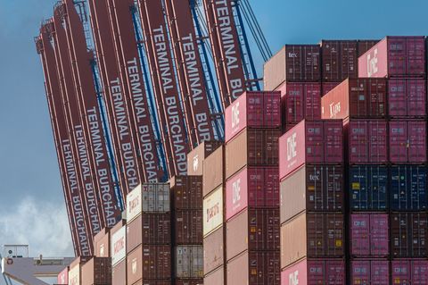 Der Hamburger Hafen schlug nach dem Statistischen Bundesamt vergangenes Jahr nahezu 100 Millionen Tonnen Güter um. (Archivbild)