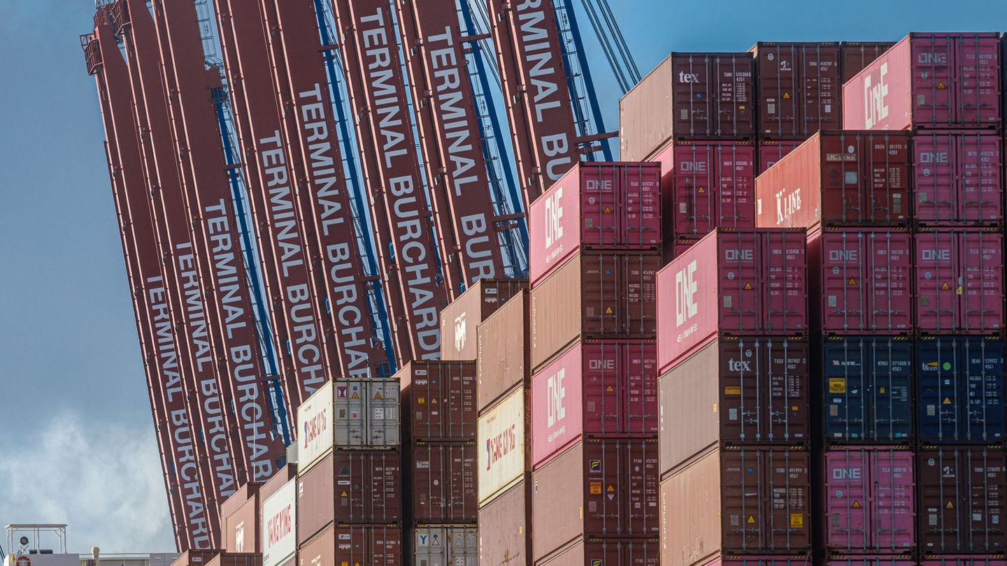 Der Hamburger Hafen schlug nach dem Statistischen Bundesamt vergangenes Jahr nahezu 100 Millionen Tonnen Güter um. (Archivbild)