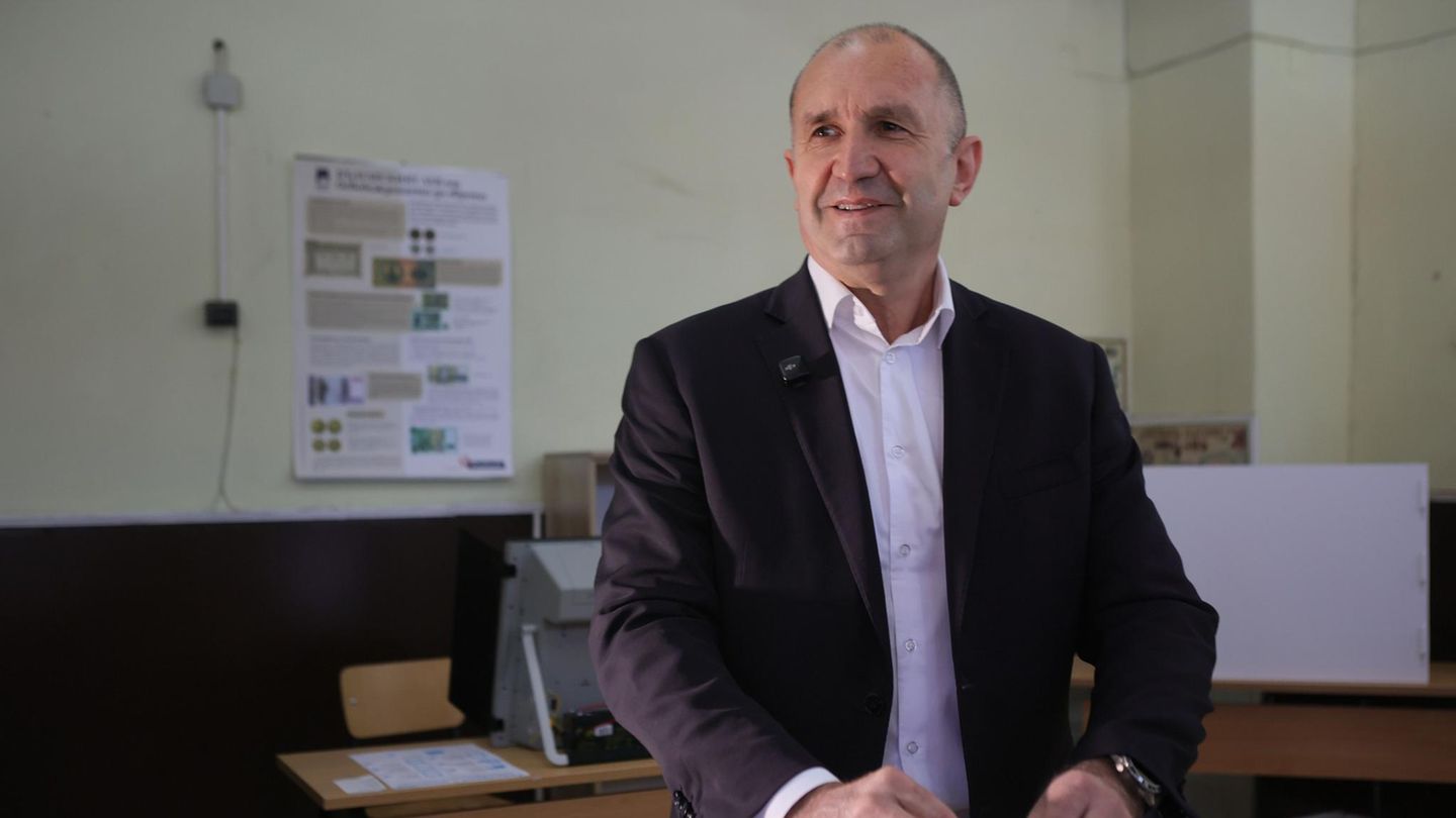 Rumen Radew bei der Stimmabgabe in Bulgarien