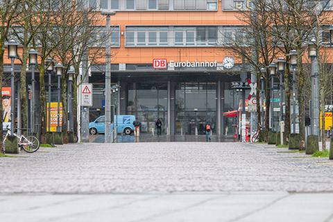 Der Saarbrücker Hauptbahnhof ist der größte Bahnhof für Personenverkehr im Saarland. (Archivbild) Foto: Oliver Dietze/dpa