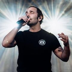 Der Sänger Bosse singt auf der Bühne