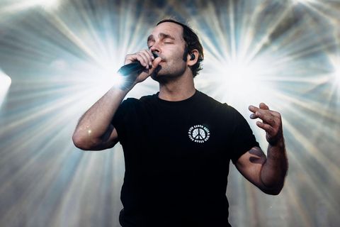 Der Sänger Bosse singt auf der Bühne