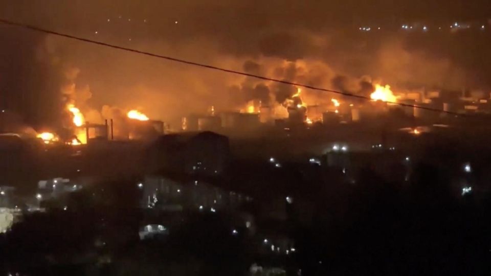 Raffinerie steht in Flammen