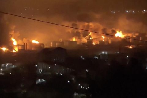 Raffinerie steht in Flammen