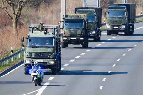 Deutsche und US-amerikanische Soldaten sowie zivile Einsatzkräfte üben das Fahren in Kolonnen auf Autobahnen. (Symbolbild) Foto: