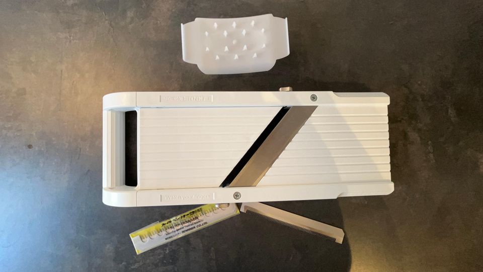 Drei Julienneklingen und der Restehalter sind im Lieferumfang der Mandoline von Super Benriner enthalten