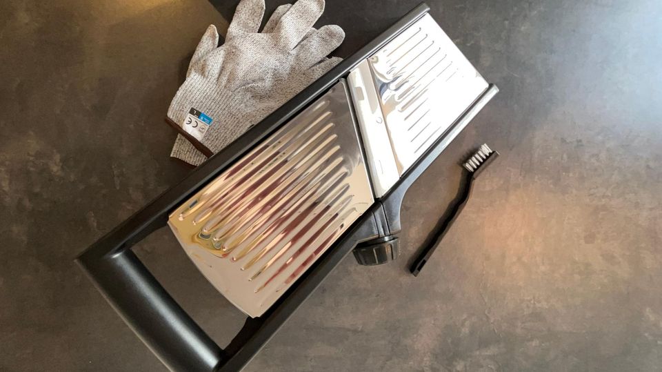 Im Lieferumfang des Günstig-Hobels sind sogar Schutzhandschuhe und Reinigungsbürste enthalten