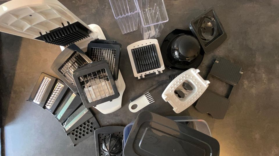 Beim RüK sind zu vile Teile enthalten, um sie in eine Bildunterschrift aufzunehmen. Die Klingen des Hobels liegen links im Bild